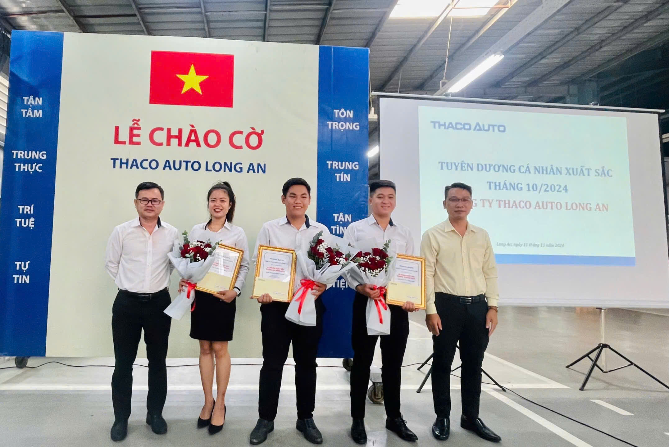 Lễ chào cờ tháng 11: THACO AUTO LONG AN tăng tốc trong tháng cuối cùng ưu đãi 50% lệ phí trước bạ